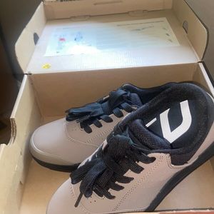 2FO Size 71/2 (W) shoes